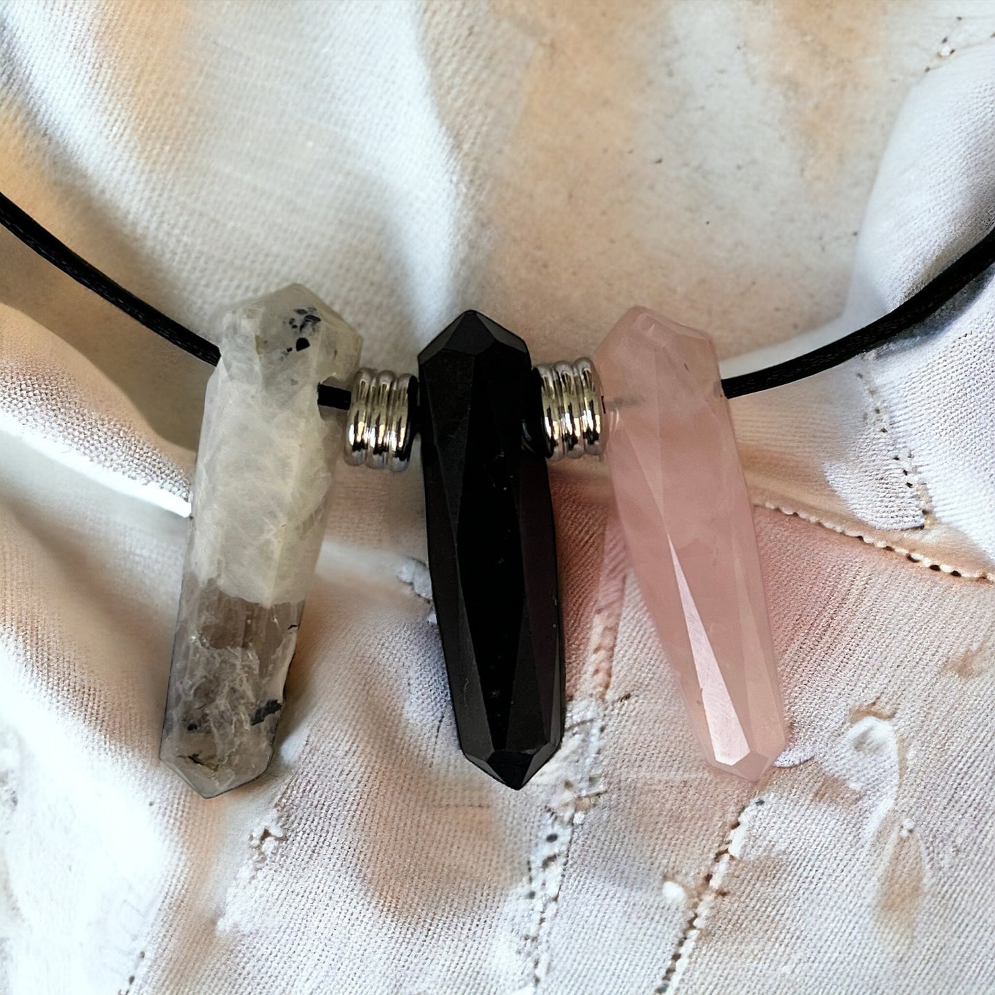 Trío de punta biterminada de Piedra Luna, turmalina y cuarzo rosa.