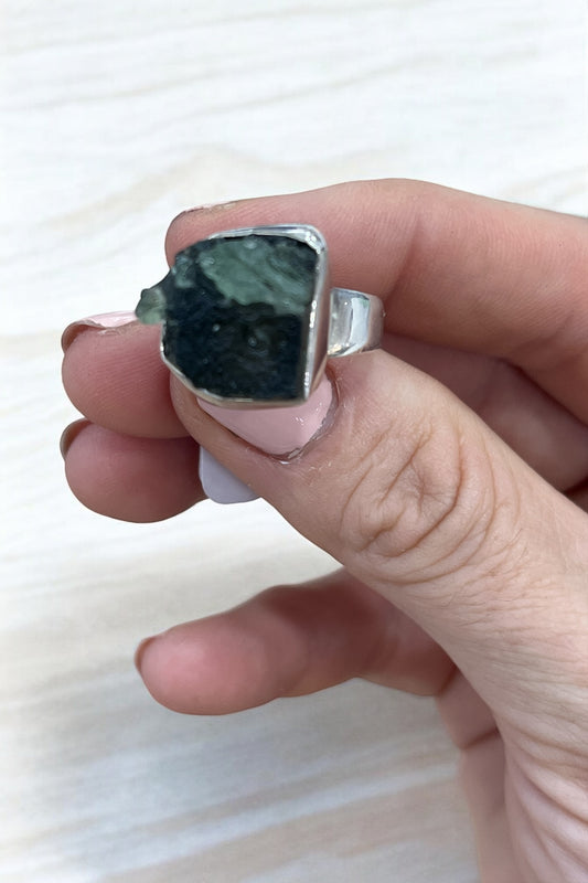 Anillo de Moldavita y plata de ley talla 16