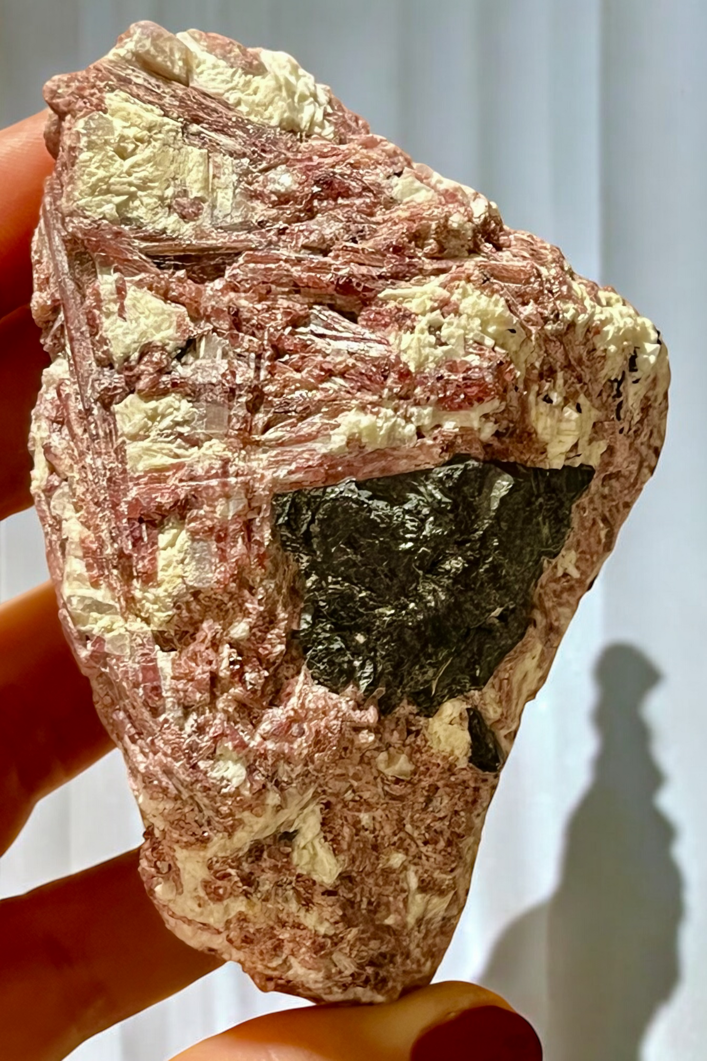 turmalina rosa en Matriz de cuarzo con turmalina negra