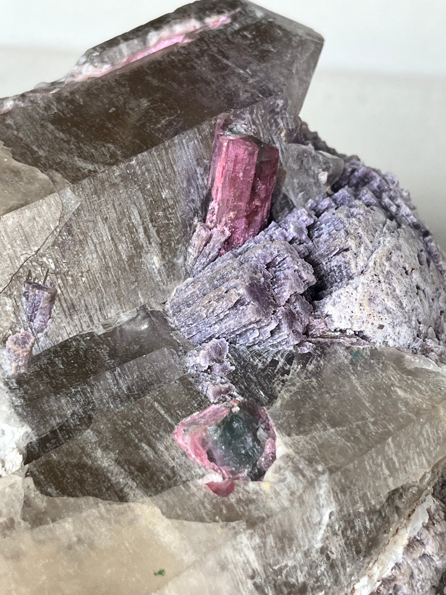 Punta de cuarzo ahumado con turmalina rosa y mica lepidolita