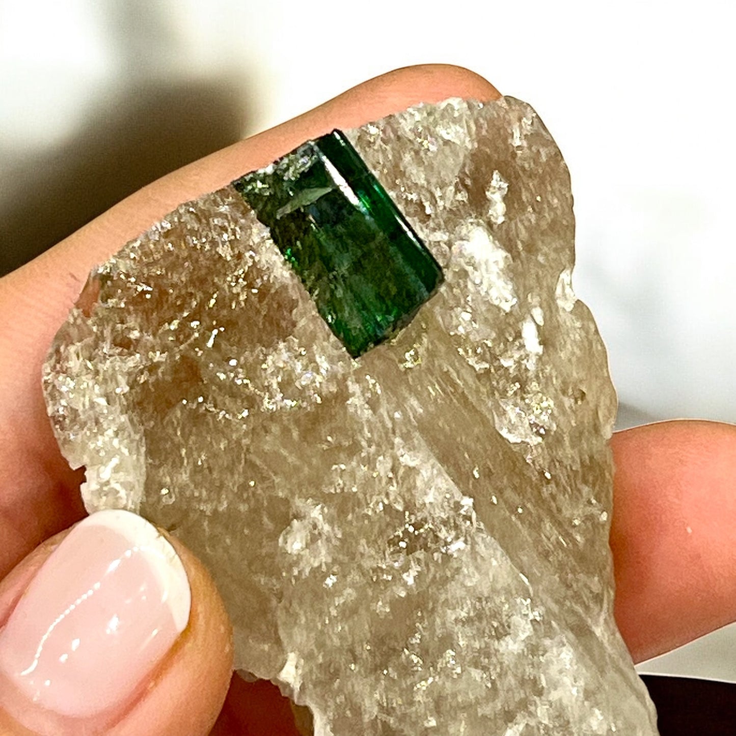 Turmalina verde con matriz de cuarzo ahumado T2colección privada