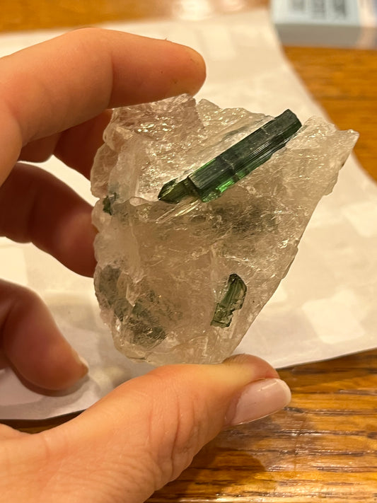 Turmalina verde con matriz de cuarzo ahumado T19 colección privada