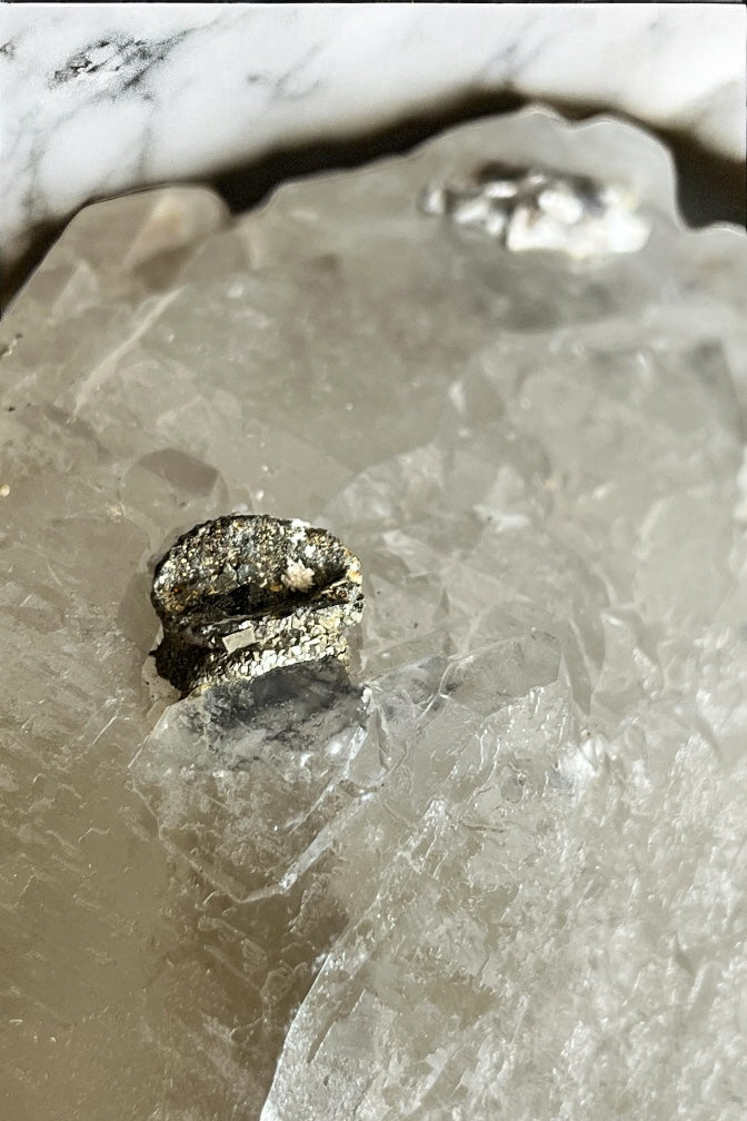 Punta gigante de cuarzo ahumado con mica moscovita, biotita, marcasita, formación yacaré y fantasma