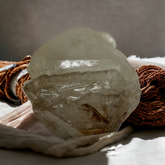 Cuarzo Elestial ahumado esqueleto