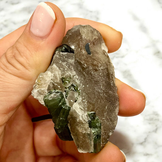 Turmalina verde con matriz de cuarzo ahumado T4 colección privada