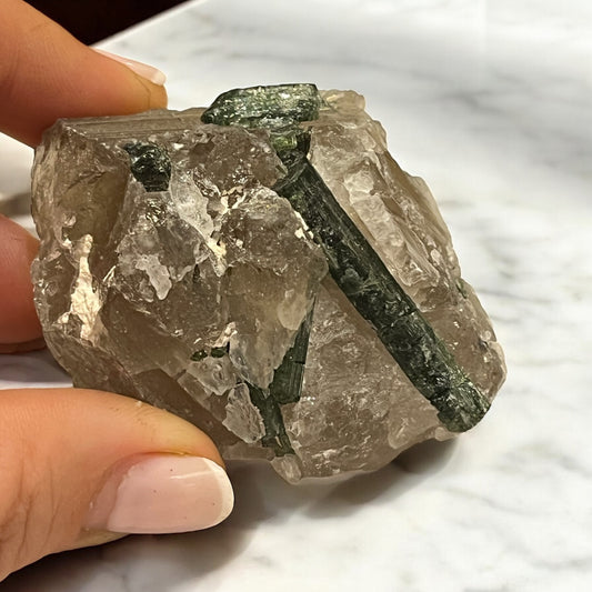 Turmalina verde con matriz de cuarzo ahumado T18 colección privada