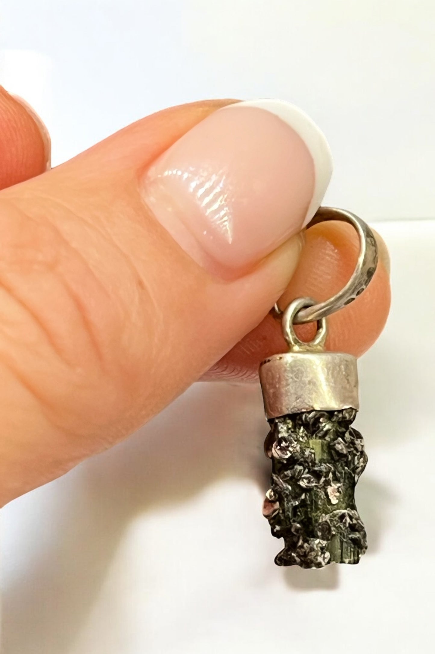 Colgante Turmalina verde con mica plata de ley