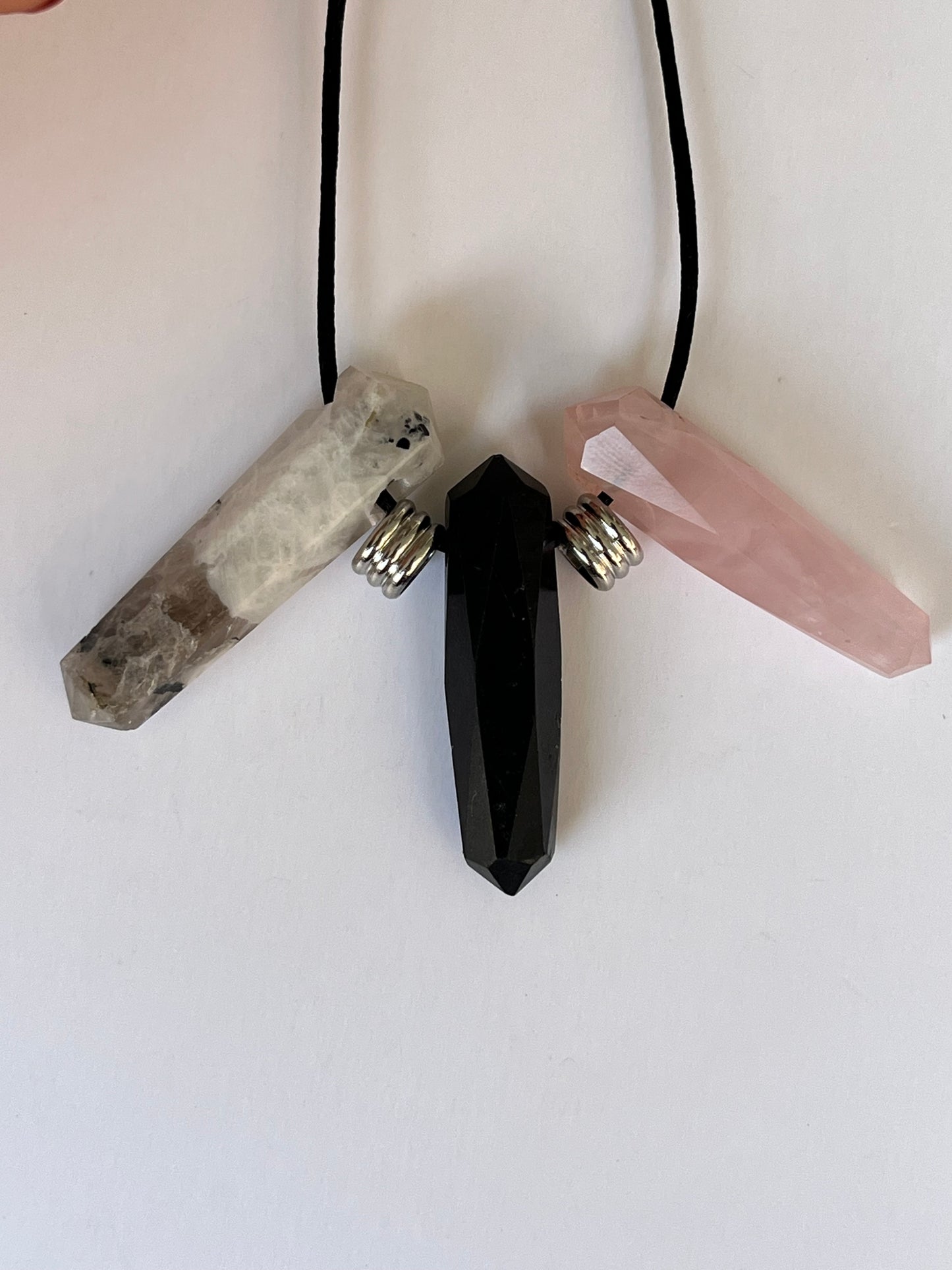 Trío de punta biterminada de Piedra Luna, turmalina y cuarzo rosa.