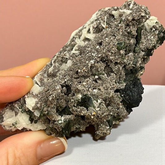 Turmalina verde con mica lepidolita y cleavelandita pieza j un ica de colección privada