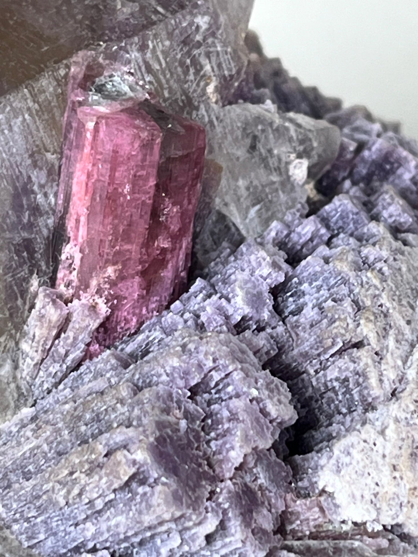 Punta de cuarzo ahumado con turmalina rosa y mica lepidolita