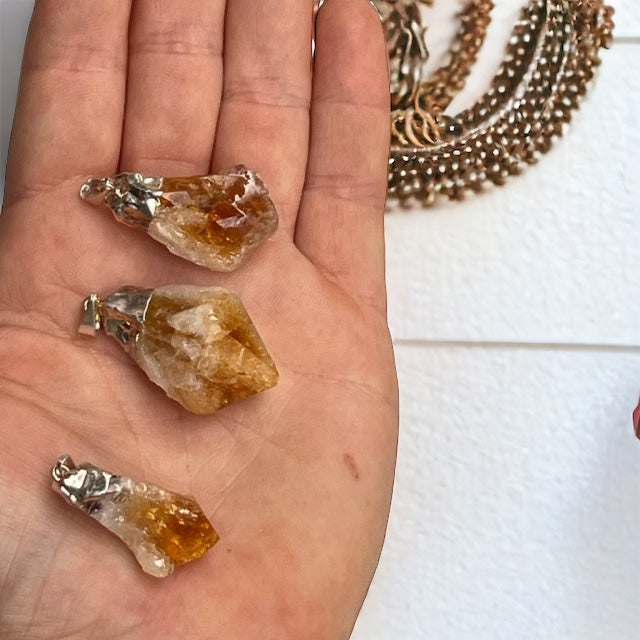 Colgante punta en bruto de cuarzo citrino calentado Vega Luna Dream Vega Luna Dream COLGANTE MINERAL