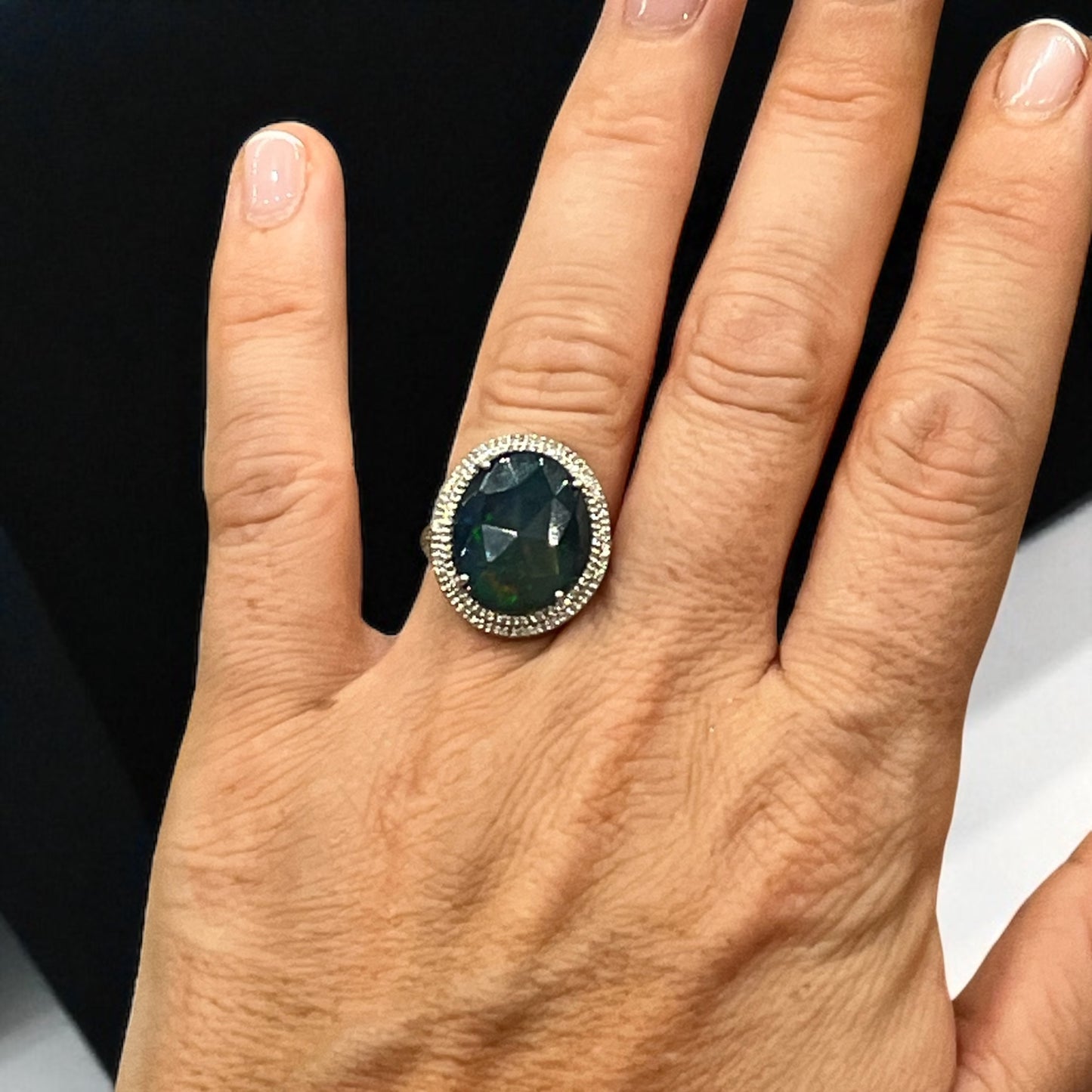 Anillo Art Déco con ópalo negro y doble orla de diamantes