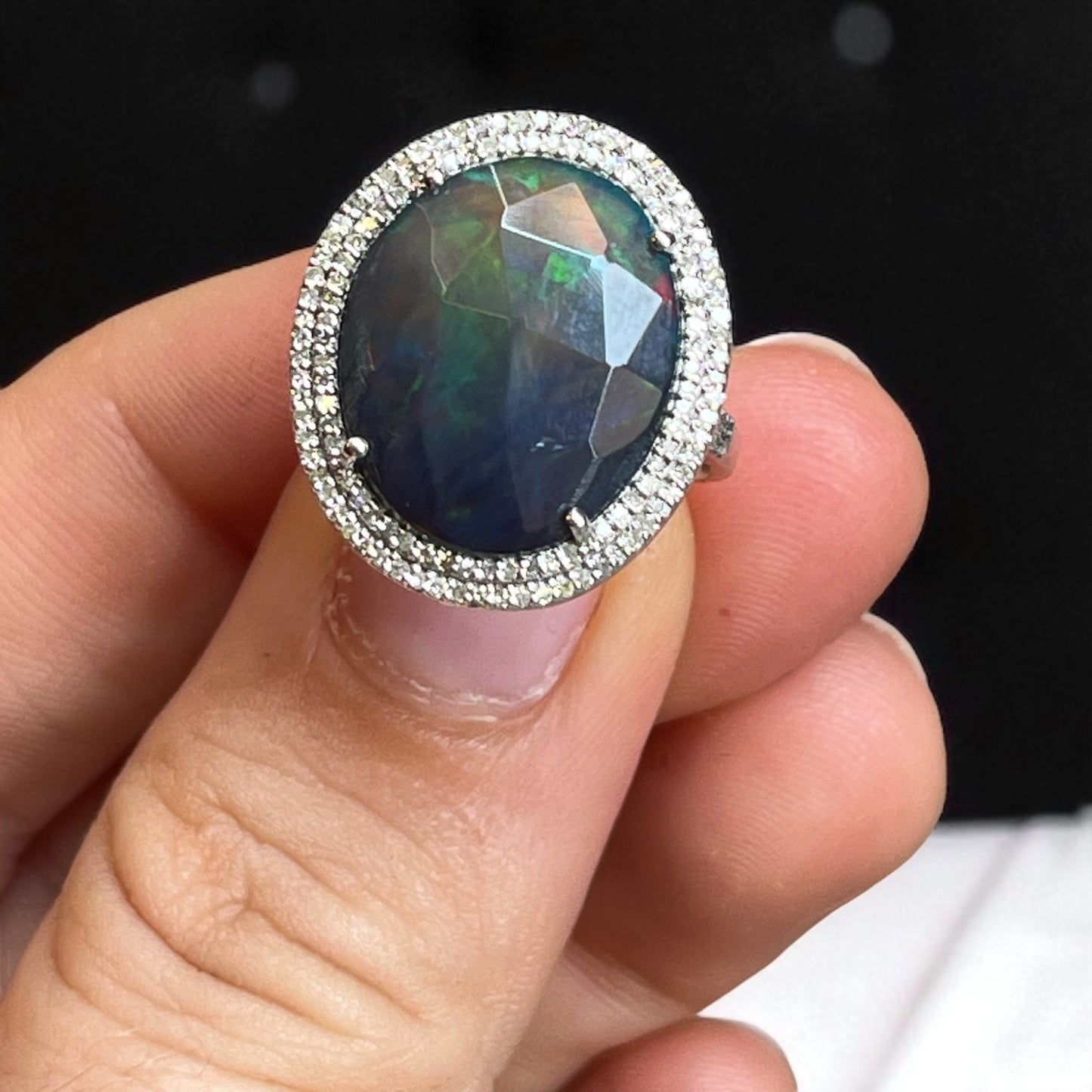 Anillo Art Déco con ópalo negro y doble orla de diamantes