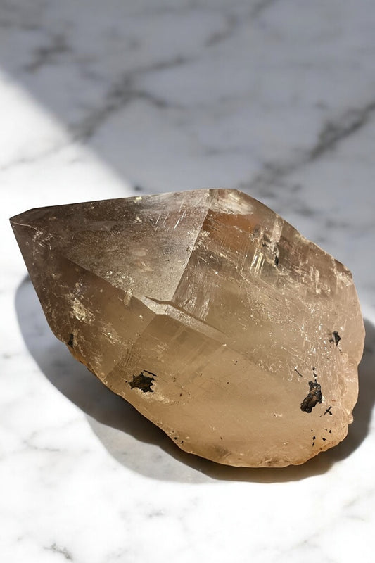 Punta de cuarzo ahumado gigante con maestrías y biotita