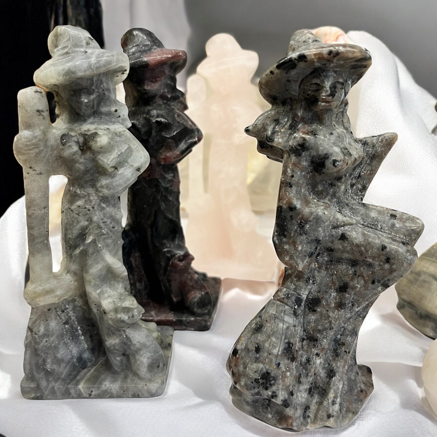 Brujitas talladas (diferentes minerales)