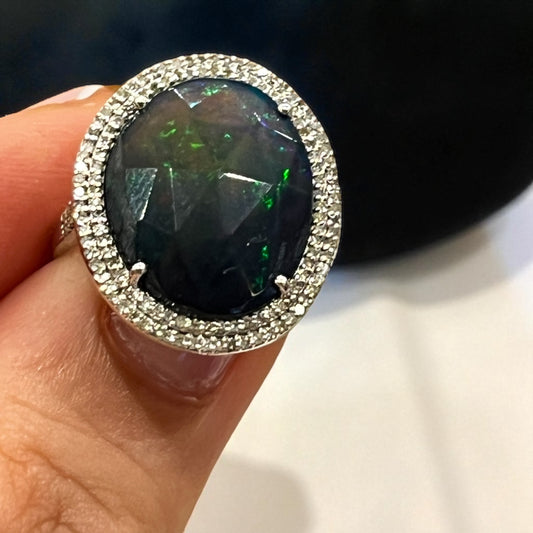 Anillo Art Déco con ópalo negro y doble orla de diamantes