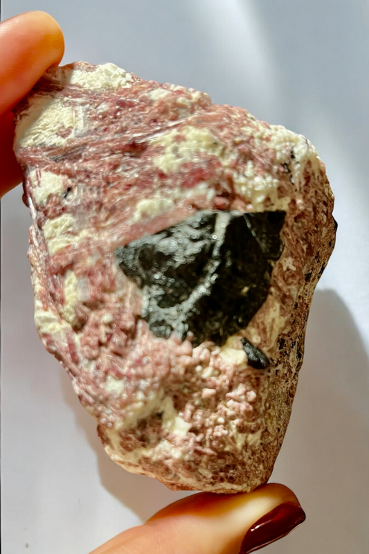 turmalina rosa en Matriz de cuarzo con turmalina negra