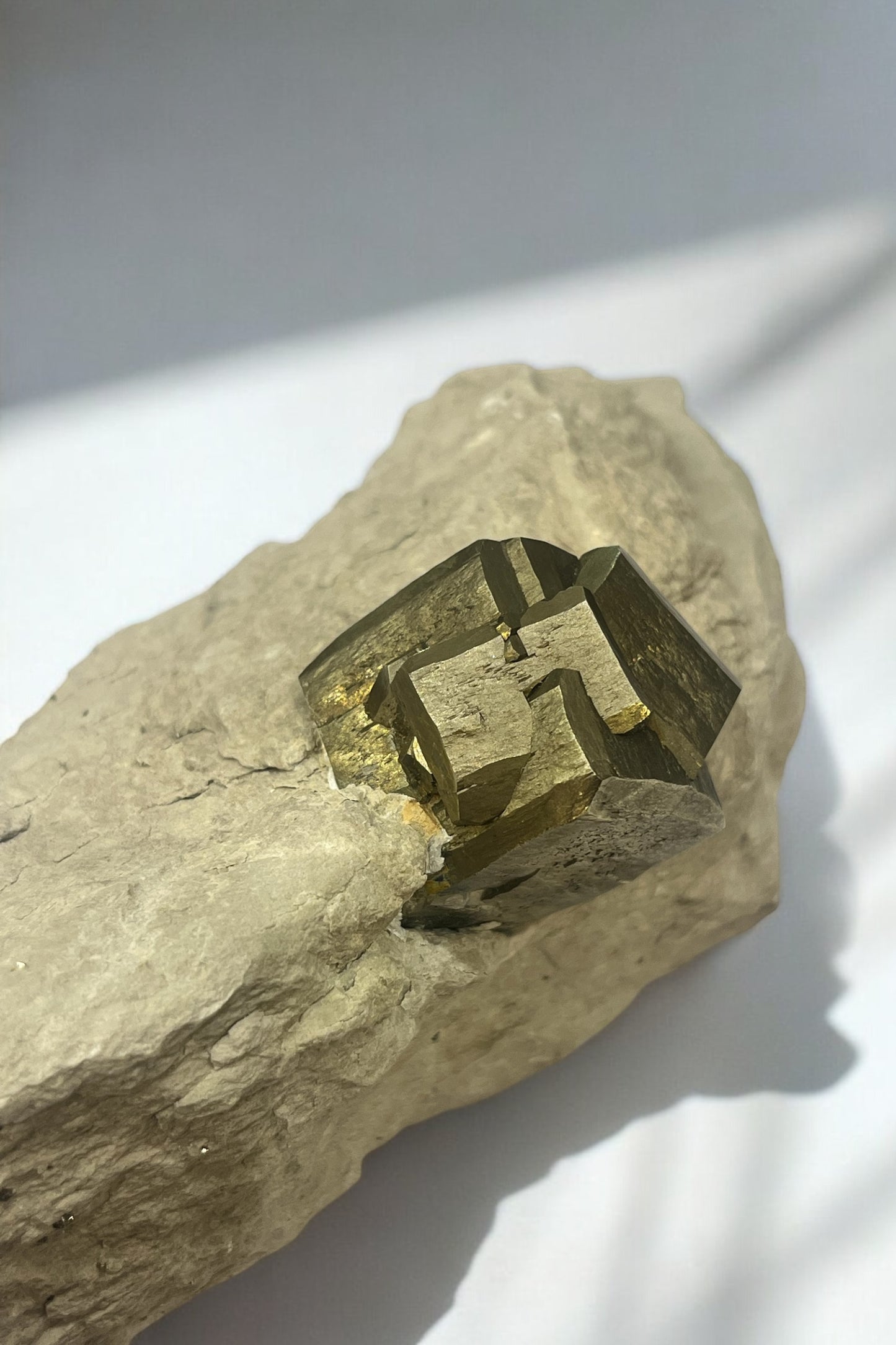 Pirita cúbica de colección en matriz