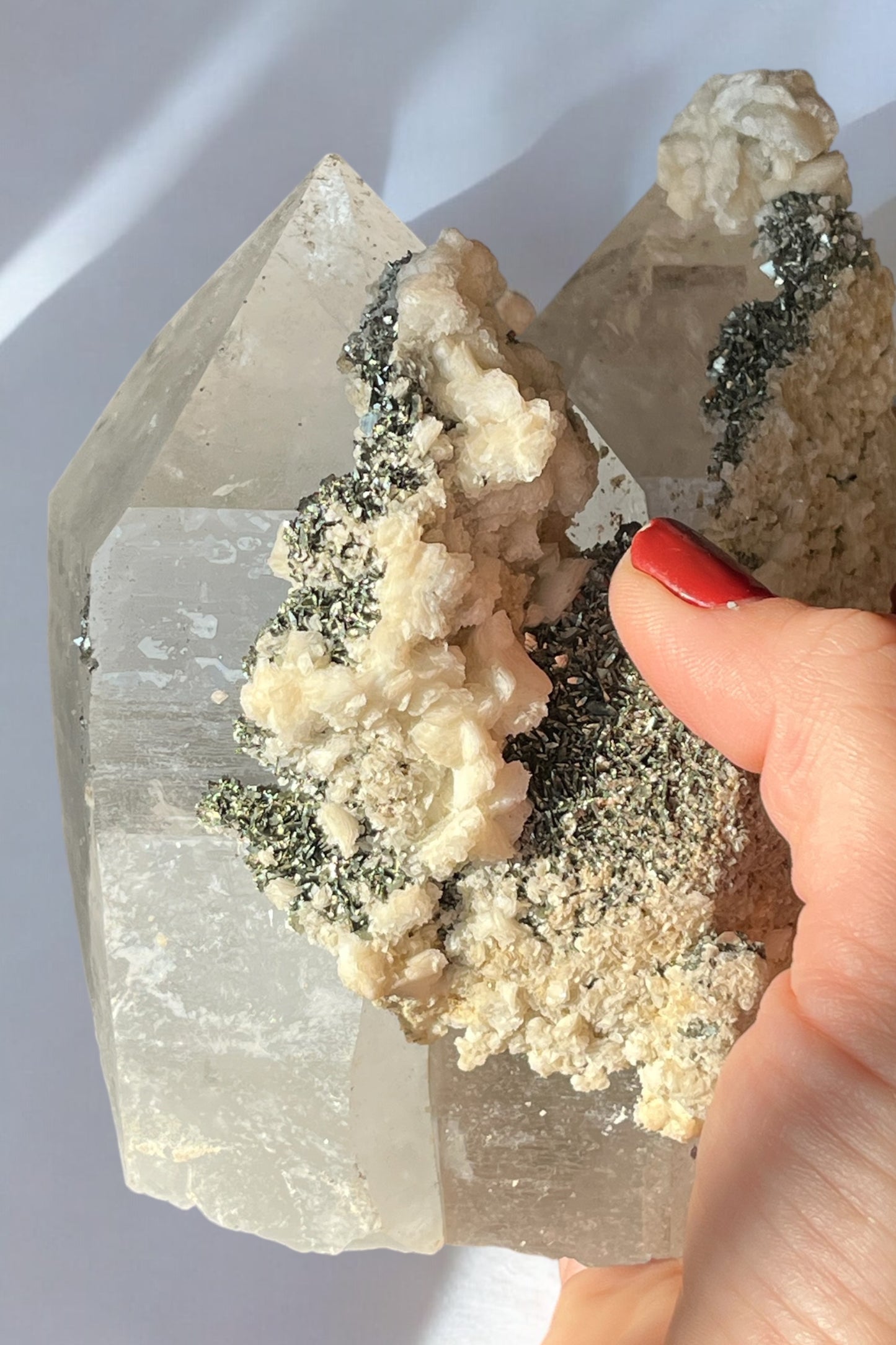 Doble punta natural de cuarzo con dolomita y siderita