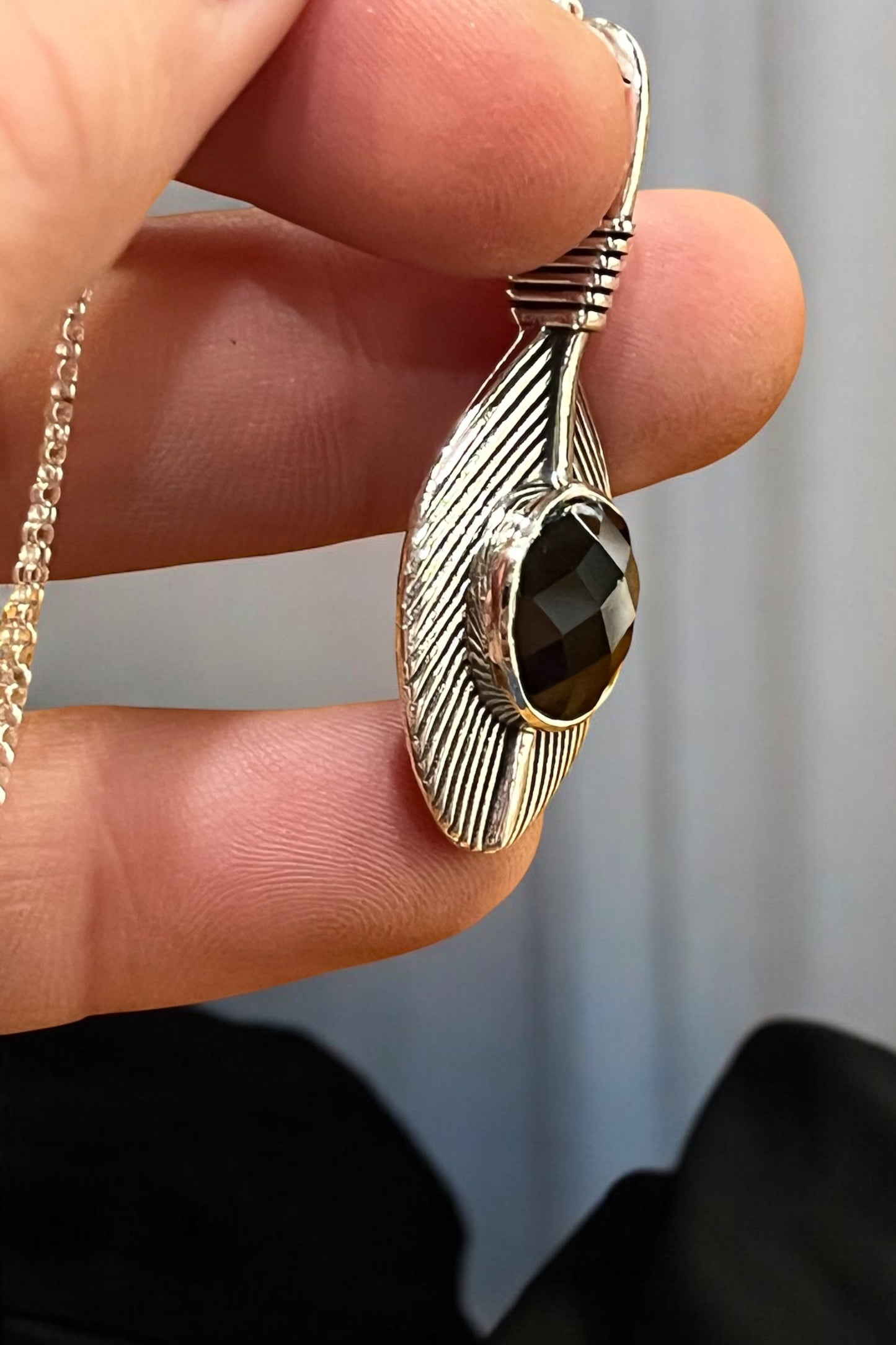 Colgante de ónix negro facetado en plata de ley