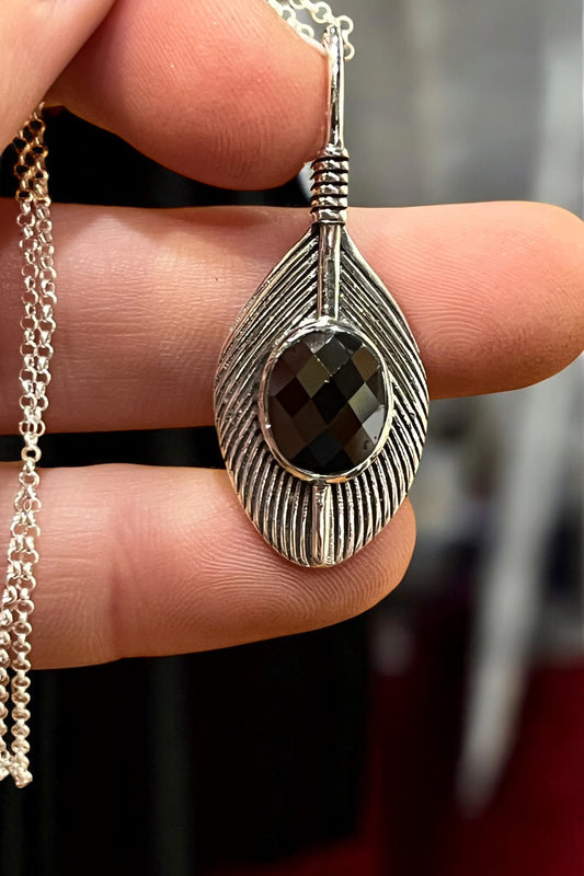 Colgante de ónix negro facetado en plata de ley