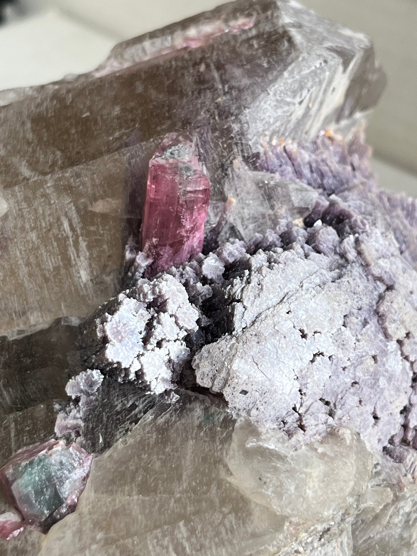 Punta de cuarzo ahumado con turmalina rosa y mica lepidolita