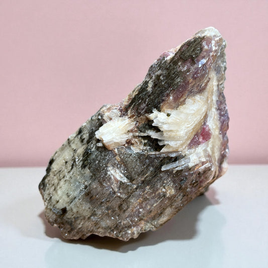 Pieza única de colección privada- Turmalina Rosa, albita, turmalina verde, mica moscovita y mica lepidolita.