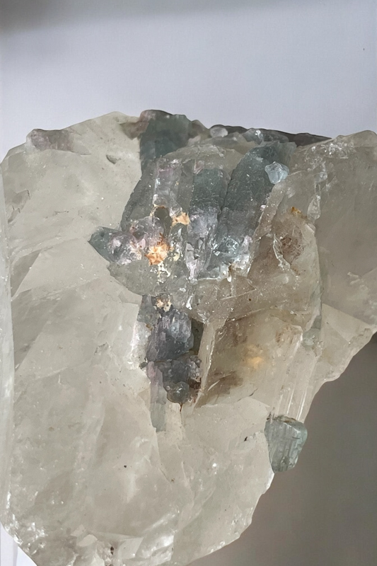 Turmalina azul (indicolita) en matriz de cuarzo