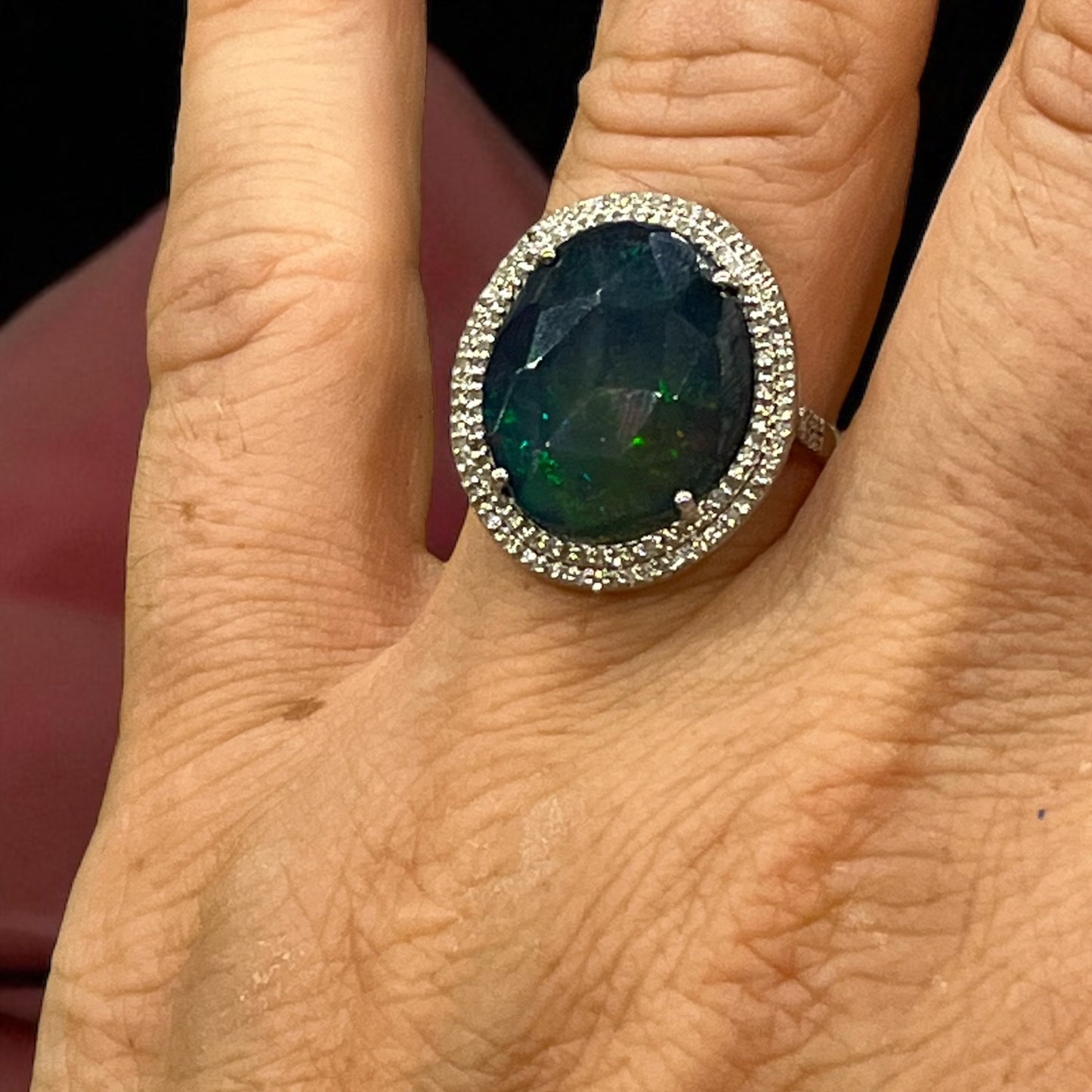 Anillo Art Déco con ópalo negro y doble orla de diamantes