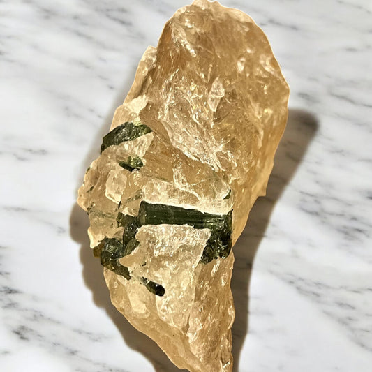 Turmalina verde con matriz de cuarzo ahumado T14 colección privada