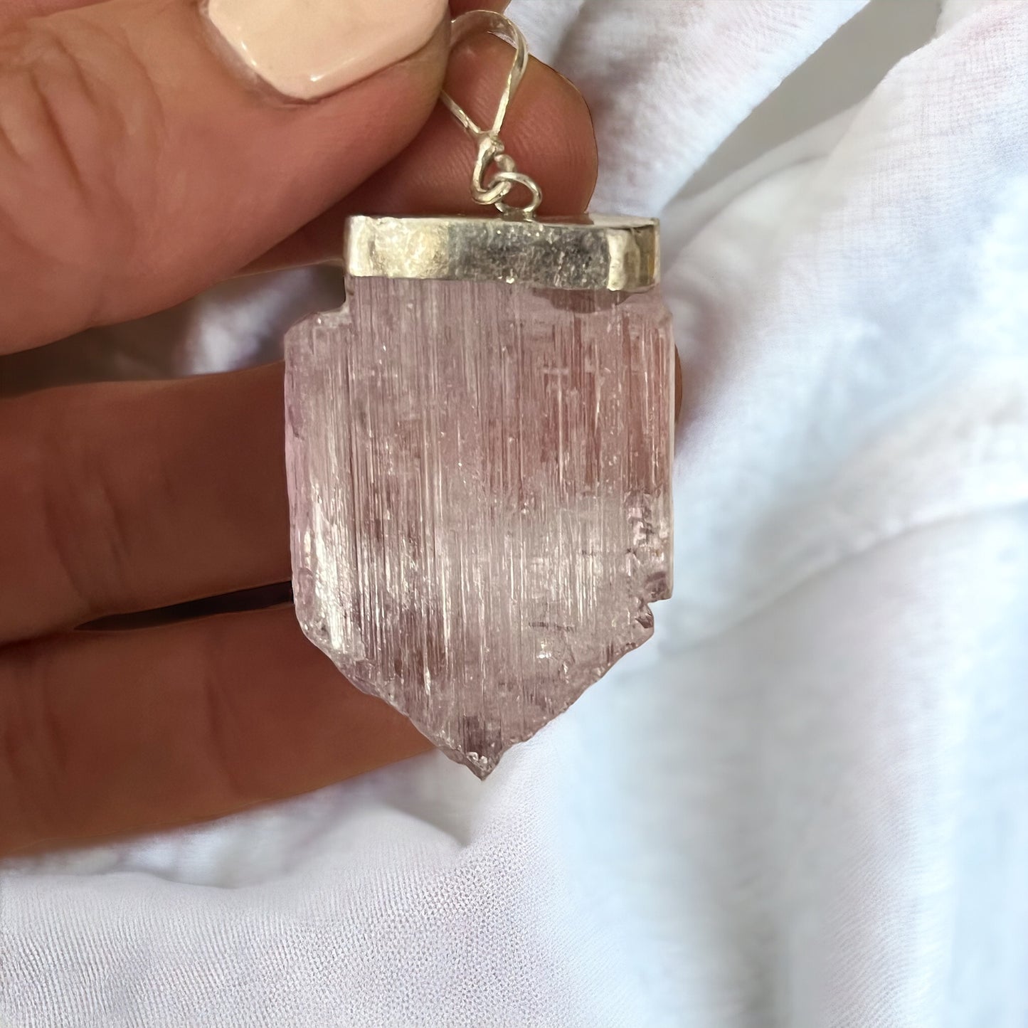 Colgante de Kunzita cristalizada plata de ley