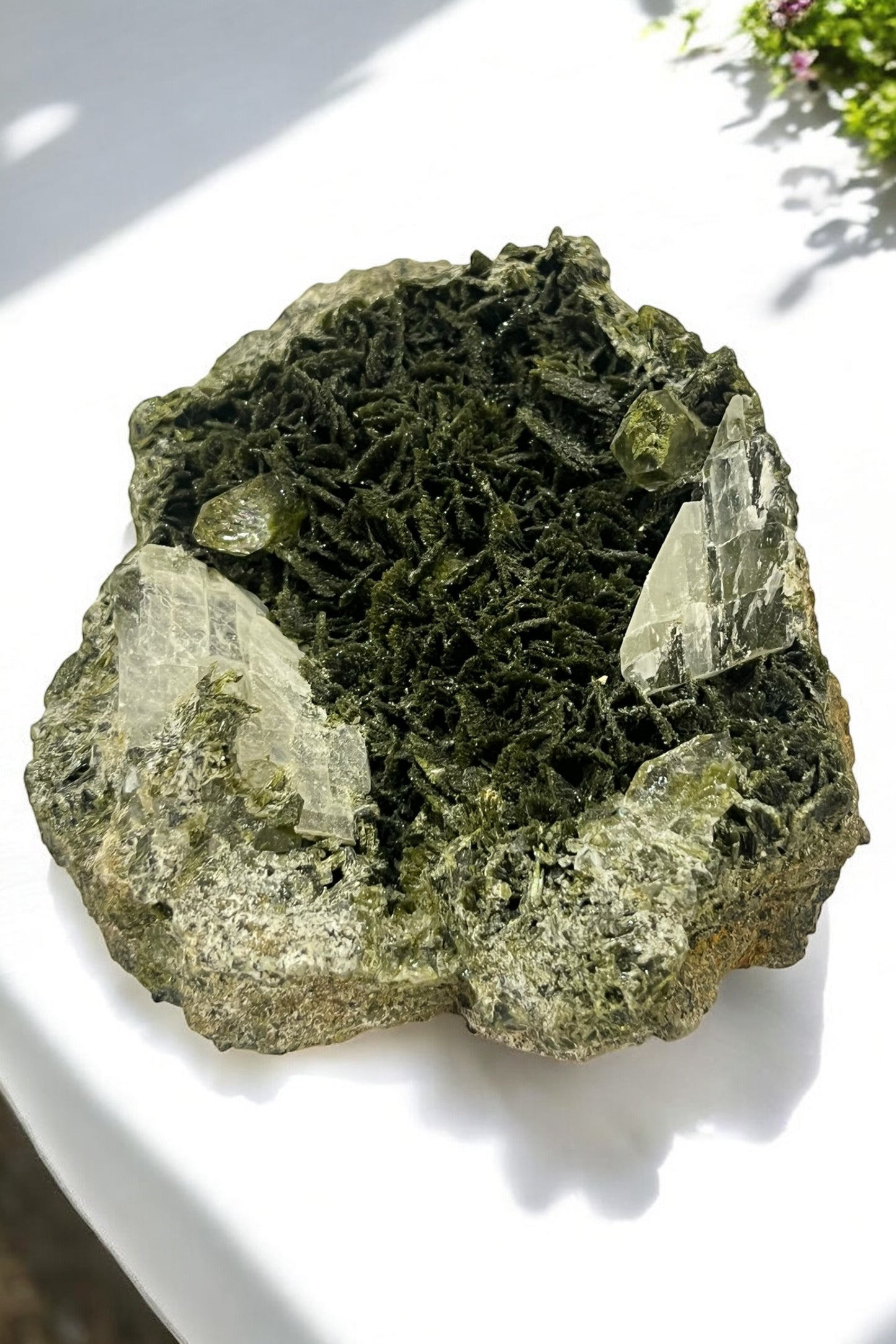 Pistacita con cuarzo y calcita pieza de colección privada