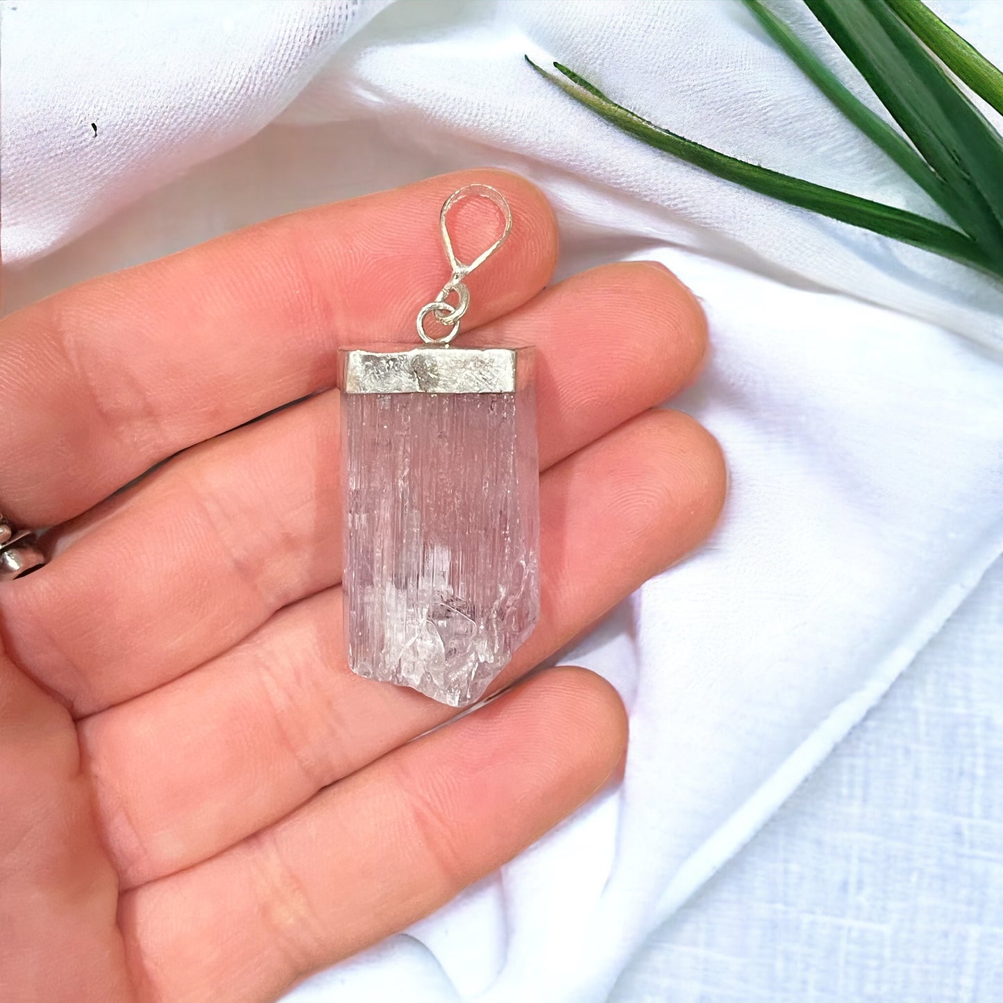 Colgante de Kunzita cristalizada plata de ley