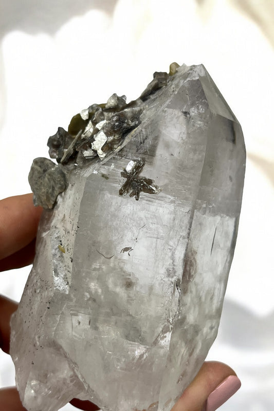 Punta de cuarzo con siderita y mica negra