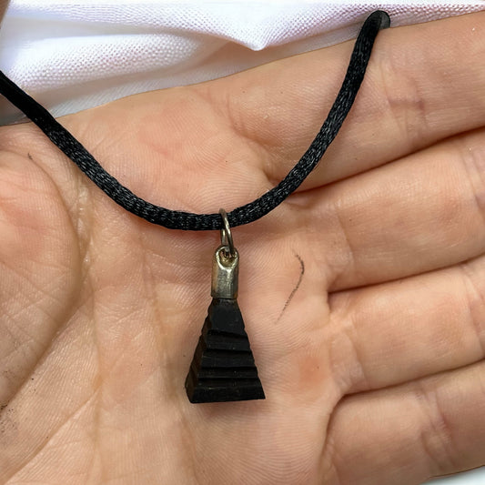 Colgante piramide de azabache