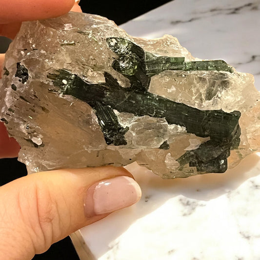 Turmalina verde con matriz de punta de cuarzo ahumado T13 colección privada
