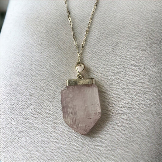 Colgante de Kunzita cristalizada plata de ley
