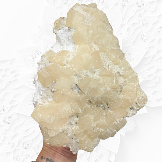 Fluorita amarilla con cristalización de cuarzo y presencia de calcita