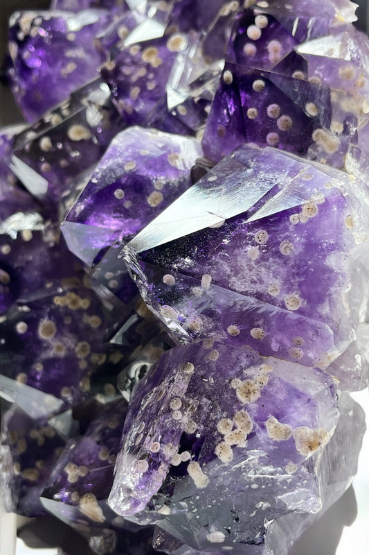 Drusa de amatista con cacoxenita 19 kilos