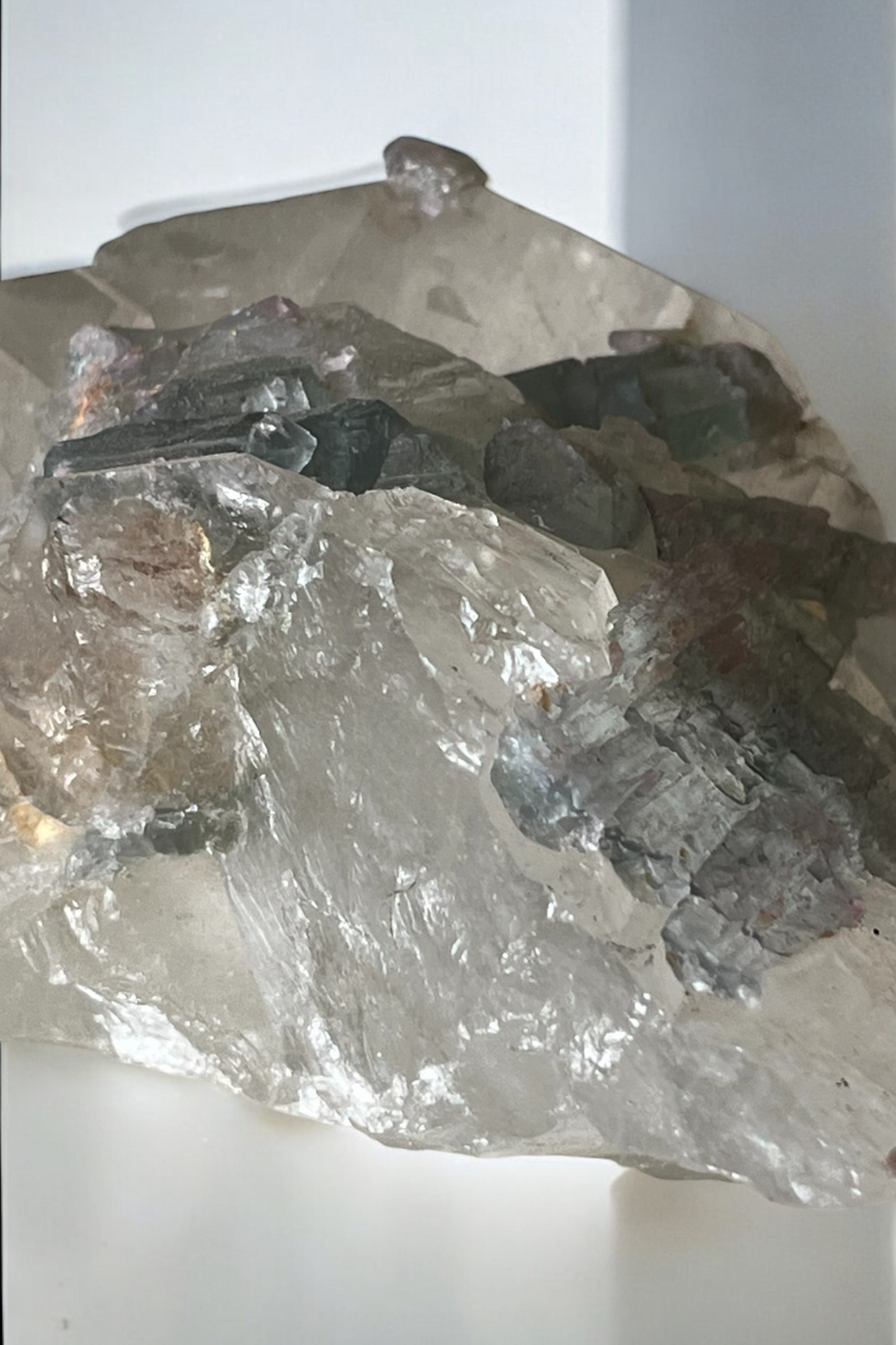 Turmalina azul (indicolita) en matriz de cuarzo