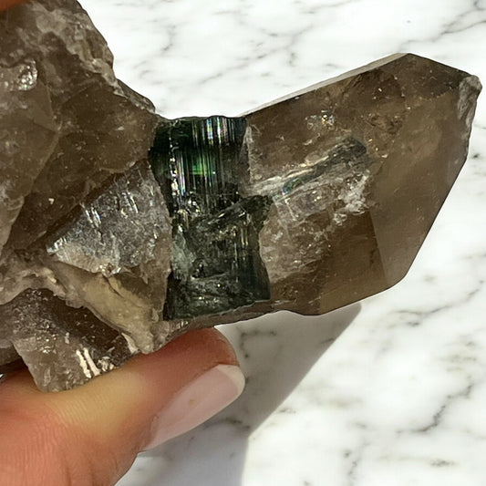 Turmalina verde con matriz de punta de cuarzo ahumado T7 colección privada