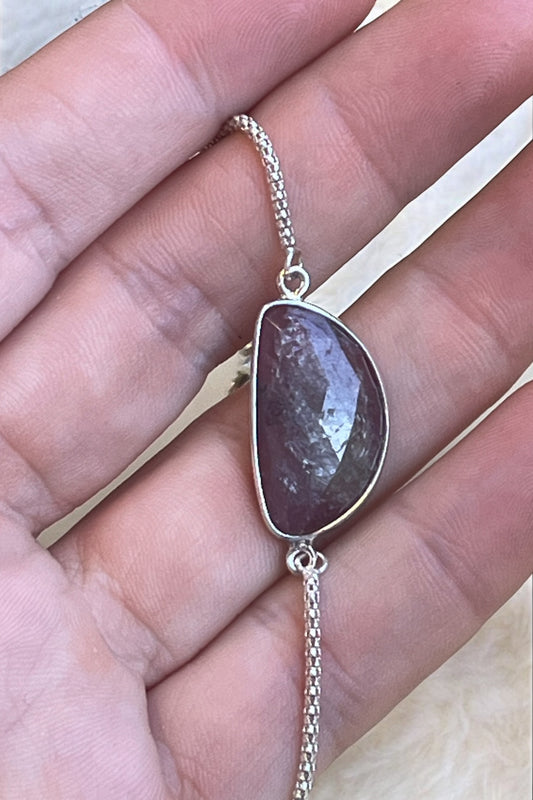 Pulsera de rubí policromo facetada en plata de ley ajustable