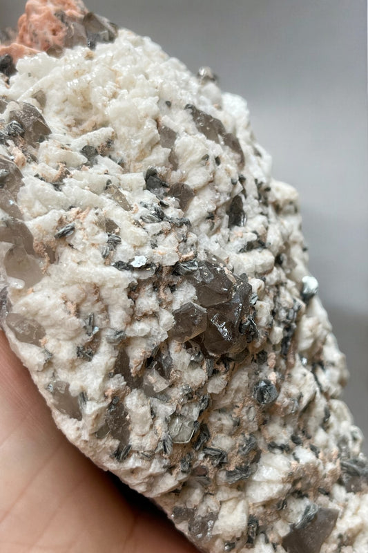 Masivo con cuarzo ahumado puntas catedral con ortosa y mica colección privada de Sils