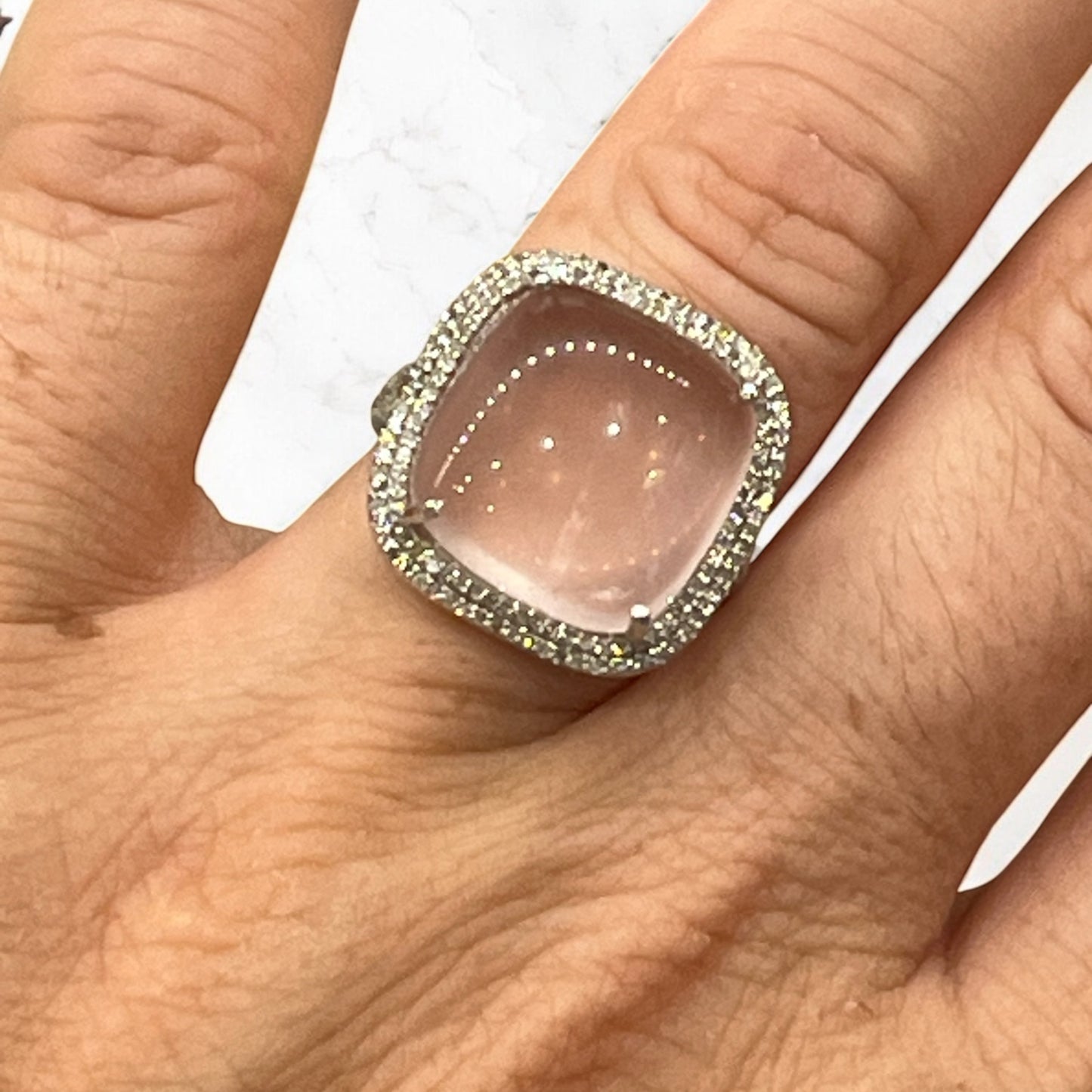 Anillo antiguo Art Déco con cuarzo rosa y doble orla de diamantes