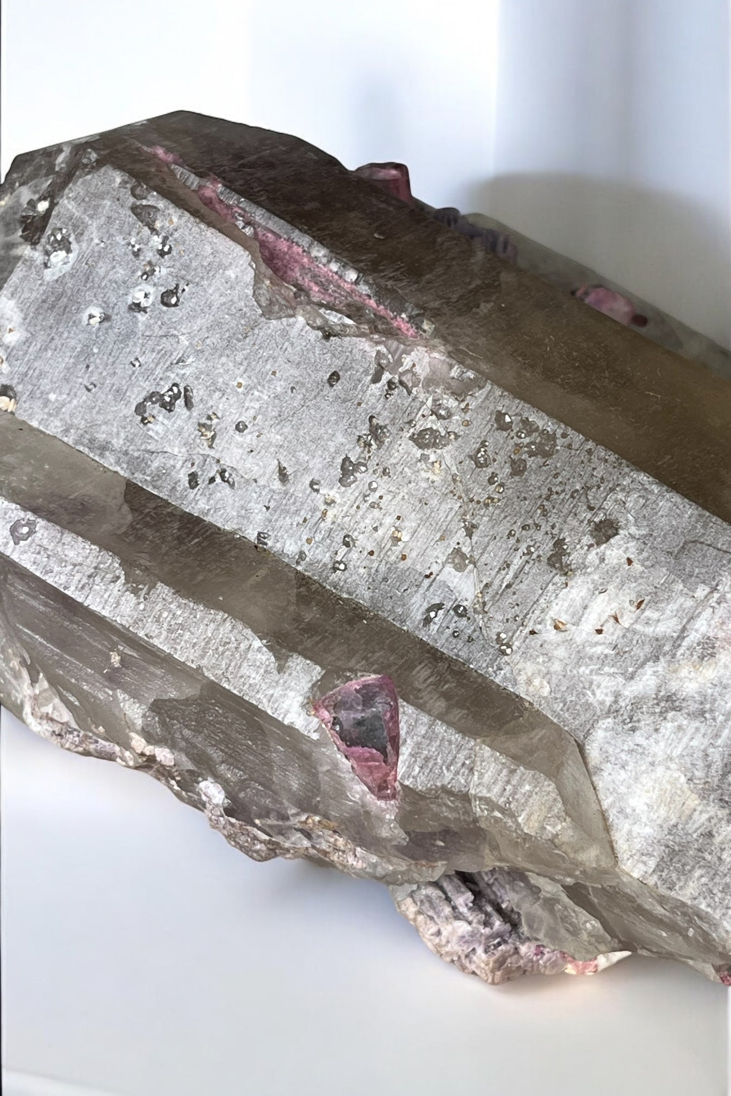 Punta de cuarzo ahumado con turmalina rosa y mica lepidolita