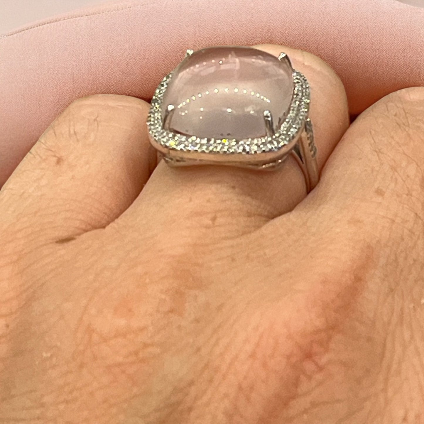 Anillo antiguo Art Déco con cuarzo rosa y doble orla de diamantes