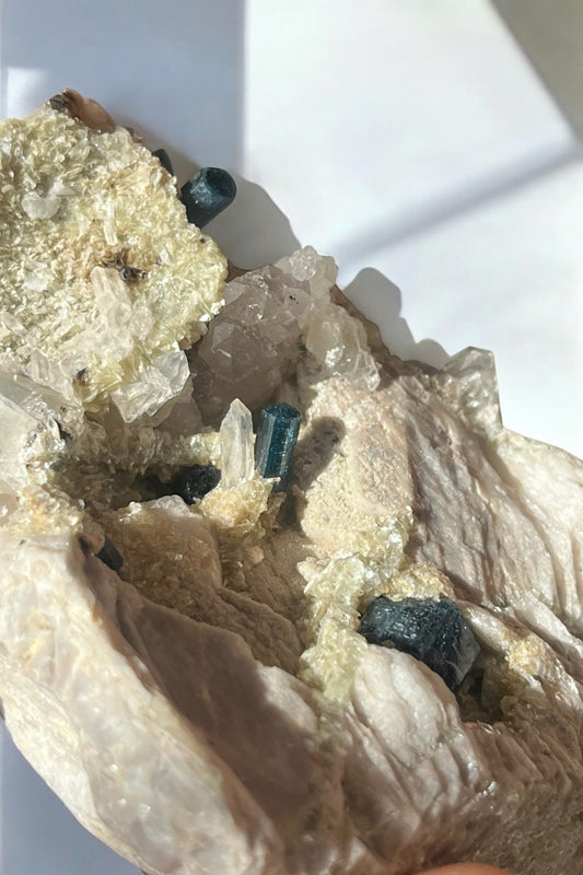 Turmalina azul (indicolita) en matriz de cuarzo