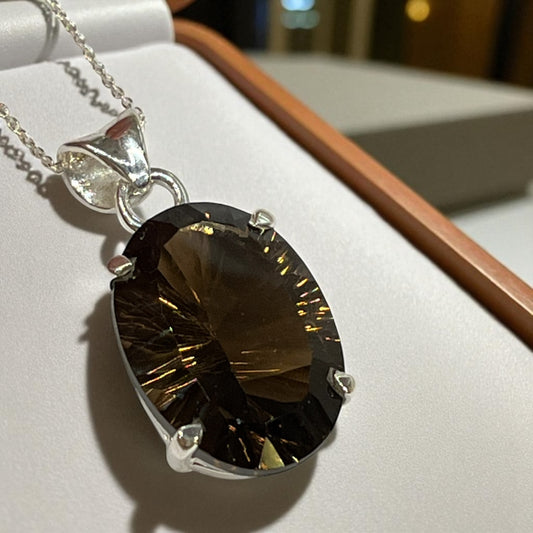 Colgante de cuarzo ahumado facetado y plata de ley 925