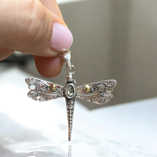 Colgante libélula en plata con minerales