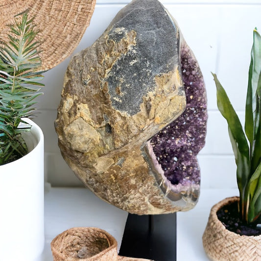 Geoda de Ágata con amatista y peana de hierro